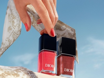 Στην καμπάνια Dior κοραλί και κεραμιδί