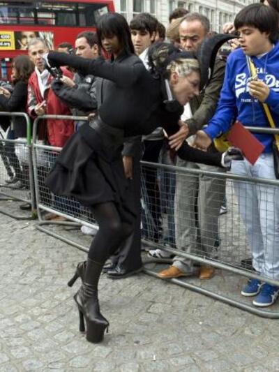 Η Ντάφνι Γκίνες παραπατάει στον σκυρόστρωτο δρόμο