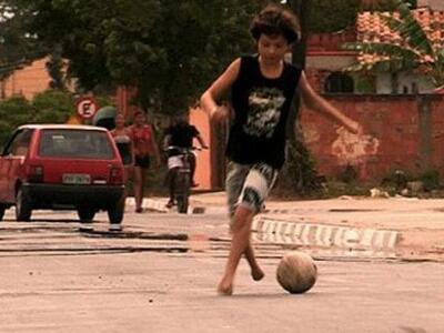 Ο ποδοσφαιριστής χωρίς πέλματα -Ο 11χρον...