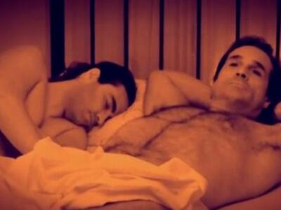 Στο κρεβάτι με… άντρα ο Κώστας Φραγκολιάς