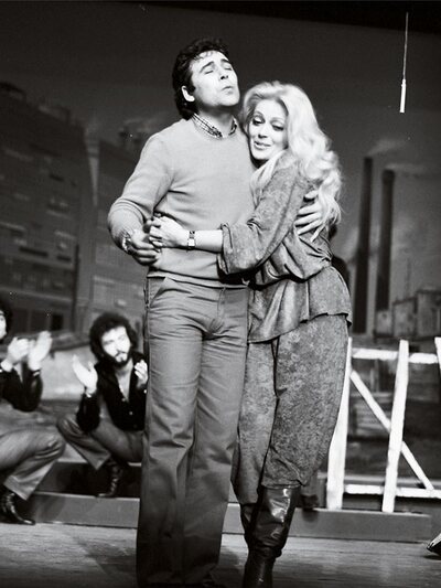 Με τη Μαρία Αλιφέρη στη σκηνή του θεατρι...