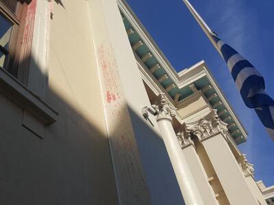 Πάτρα: Πέταξαν "βόμβες" κόκκιν...