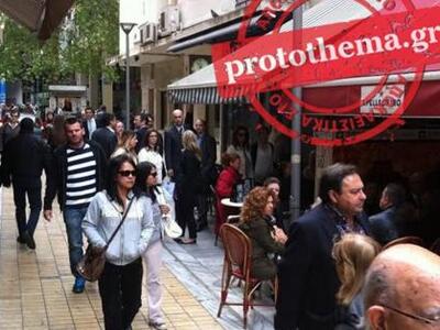 Συνωστισμός στα καφέ της Βαλαωρίτου μετά...