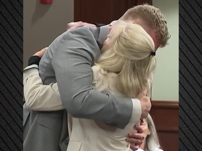 ΗΠΑ: Η στιγμή που γυναίκα αγκαλιάζει τον...
