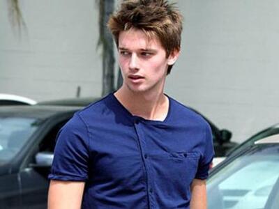 Το μήλο κάτω από τη μηλιά...