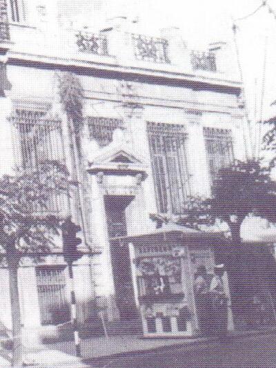 Γούναρη και Κορίνθου (βορειοανατολική γωνία, μπροστά στα ΑΤΜ της Εθνικής)