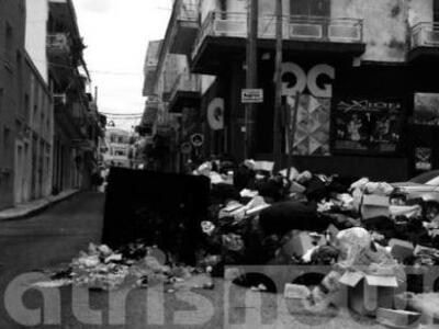 Μπαράζ πυρκαγιών σε κάδους και σωρούς σκ...