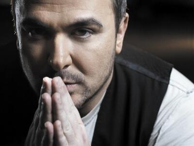 Ο Αντώνης Ρέμος το... έκαψε σε ρεμπετάδι...