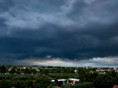 Καιρός σήμερα: Θυελλώδεις άνεμοι και υψη...