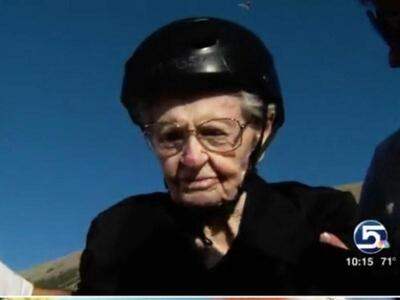 Γιαγιά 101 ετών πετάει με αλεξίπτωτο! - Δείτε Φωτο