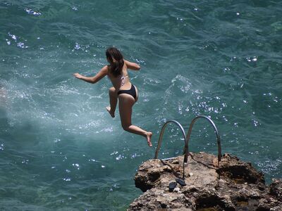 Πέτρα, γαλάζιο, νιάτα: Το ελληνικό καλοκ...