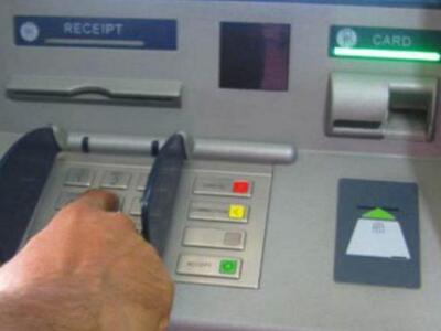 Έβγαλε 450 ευρώ από το ΑΤΜ, τα ξέχασε κα...