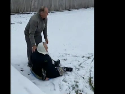 Ηλικιωμένοι παίζουν σαν παιδιά στο χιόνι!