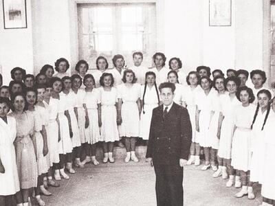 Με ολόλευκες στολές οι µαθήτριες της χορ...