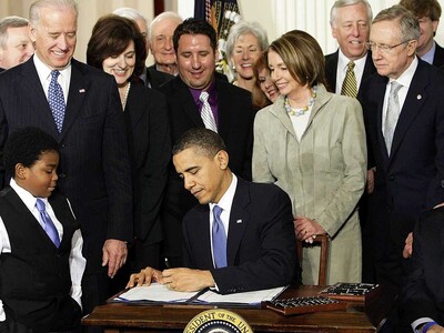 Ο Μπάρακ Ομπάμα υπέγραψε το νομοσχέδιο γ...