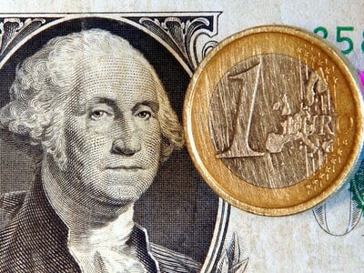 Μικρή υποχώρηση του ευρώ