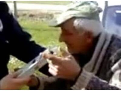 O παππούς είχε γίνει... σκνίπα! (video)