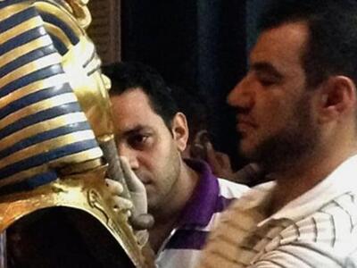 Κάιρο: «Διόρθωσαν» με πρόχειρη κόλλα τη ...