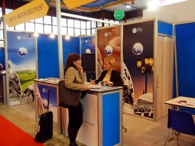 Εκατοντάδες επισκέπτες στο περίπτερο της...