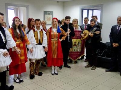 Κάλαντα, ευχές και παραδοσιακοί χοροί στ...