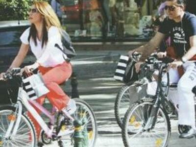 Οικογενειακή βόλτα με τα ποδήλατα για τη...