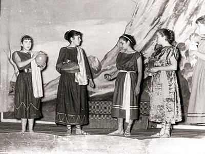 Από θεατρική παράσταση διακρίνονται µετα...