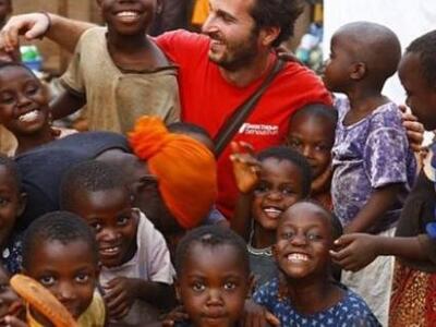 O Έλληνας φωτογράφος που γυρίζει τον κόσ...