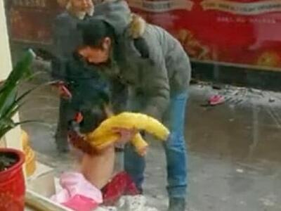 Πα-τέρας έγδυσε την κορούλα του και την ...