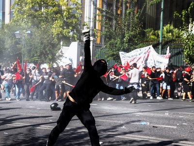 Μολότοφ και δακρυγόνα στο φοιτητικό συλλ...