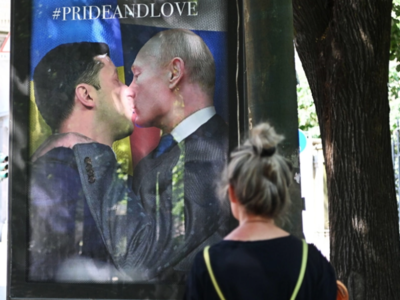 Ζελένσκι και Πούτιν ανταλλάσσουν φιλί στ...
