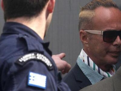 Στα δικαστήρια, ηλιοκαμένος και με νέο λ...