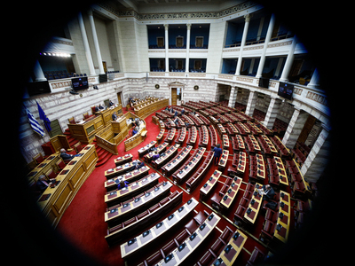 Βουλή: Ψηφίστηκε η τροπολογία - μπλόκο σ...