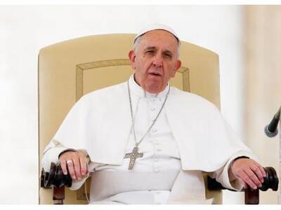 Ο Πάπας Φραγκίσκος μελετά σύμφωνα συμβίω...