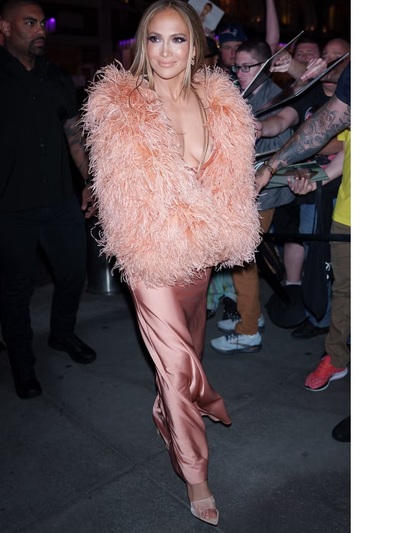 Σε outfits για shows και απονομές, η Τζέ...