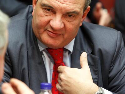 Παρέλαση γαλάζιων στελεχών στο γραφείο τ...