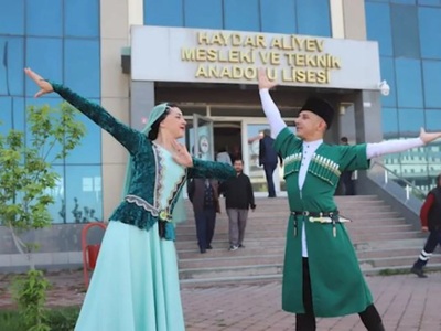 Τουρκικές εκλογές: Με παραδοσιακές φορεσ...