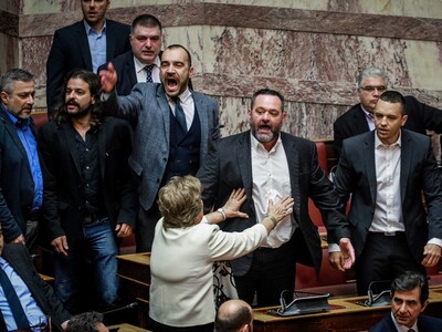 Επεισόδιο στη Βουλή με την Χρυσή Αυγή, μ...
