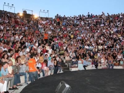 Φωτογραφικά στιγμιότυπα από την παράστασ...
