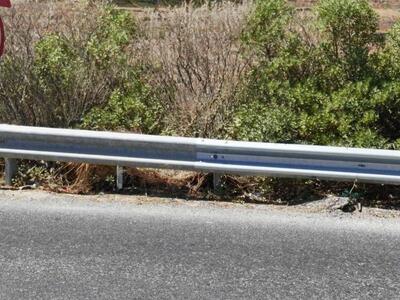 Αγρίνιο: Ξήλωσε δέκα μέτρα προστατευτικές μπάρες!