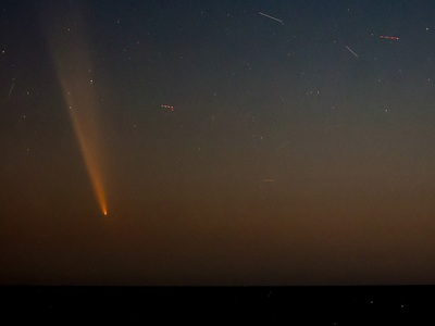 Ο «κομήτης του αιώνα» διασχίζει τον ουρα...