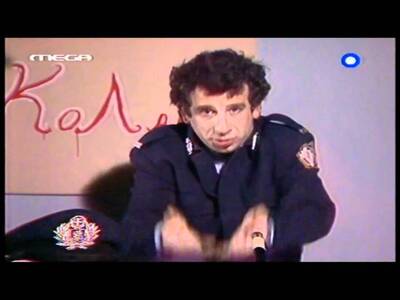 Η φωτογραφία είναι στιγμιότυπο από το σήριαλ «Απαράδεκτοι», στο οποίο ο Π. Φιλιππίδης υποδύεται τον αστυνομικό. Στο συγκεκριμένο στιγμιότυπο παρουσιάζει εκπομπή. Αν τυχόν δεν το έχετε δει, βρείτε το στο youtube και θα καταλάβετε.
