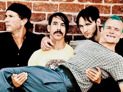 Έβαλαν τους Red Hot Chili Peppers να υπο...