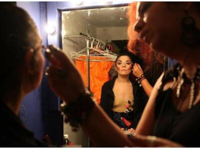 Η ηθοποιός Μάνια Παπαδημητρίου με κείμεν...