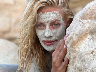 Ζέτα Μακρυπούλια: Ποζάρει ολόγυμνη, καλυ...