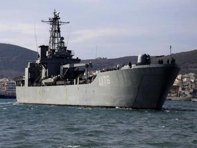 Μεταφέρθηκαν στο πλοίο «Λέσβος» οι πρώτο...