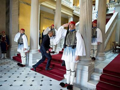 Πίσω από τον τσολιά (που έγινε viral) εί...