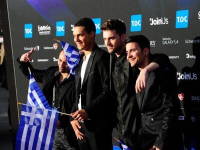 Αγκαλιασμένοι και αισιόδοξοι οι Έλληνες ...