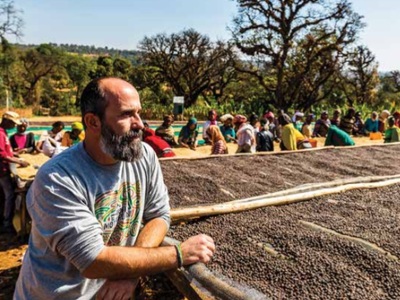 25 χρόνια Coffee Island, μέσα από τα μάτ...