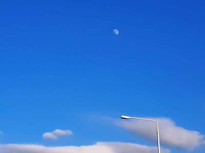 Ορατό και την ημέρα το φεγγάρι στον ουρα...