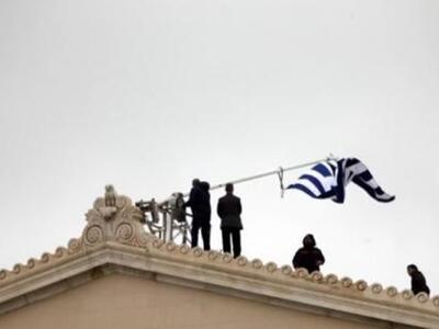 Βουλή: Ο θυελλώδης άνεμος ξήλωσε ακόμα κ...